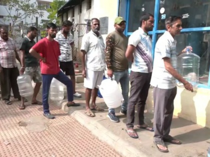 Karnataka Bengaluru Mahadevpura and RR Nagar face drinking water short video viral | Watch Video: 'पीने के लिए पानी चाहिए', बेंगलुरु में हाथ में डिब्बे लिए लाइन में दिखे लोग, देखें वीडियो