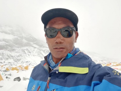 Nepal's mountaineer Kami Rita Sherpa has become the first person to climb to the top of Mouth Everest for the most number of times with his 23rd conquest on Tuesday of the highest summit on Earth. | विश्व रिकॉर्ड, नेपाल के कामी रीता शेरपा ने 23वीं बार माउंट एवरेस्ट को छूआ