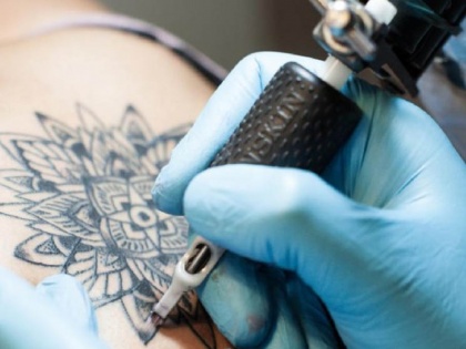 scientists found a tattoo that will warn about health issues before it actually comes | स्वास्थ्य के प्रति खतरे की चेतावनी देगा ये ‘स्टिकर’