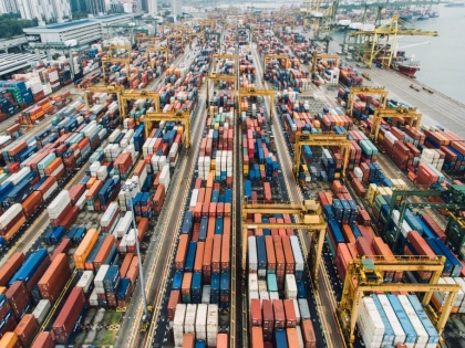 Exports grow marginally, imports up 4.5% in April. | अप्रैल में निर्यात वृद्धि चार माह के निचले स्तर पर, व्यापार घाटा पांच महीने के उच्चस्तर पर
