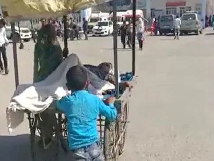 6 years old child carry father to hospital in handcart in mp singrauli video went viral | वीडियो: एंबुलेंस न मिलने पर 6 साल के बच्चे ने पिता को ठेले से पहुंचाया अस्पताल, दावा- तय की 3 किलोमीटर की पैदल यात्रा