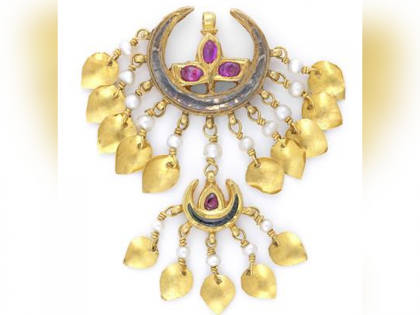 Britain Queen Jindan Kaur's jewelery gems studded moon vaccine sold 60 lakhs | ब्रिटेनः महारानी जिन्दन कौर के आभूषण की नीलामी, रत्न जड़ित चांद टीका 60 लाख में बिका, जानिए और कितने मिले दाम