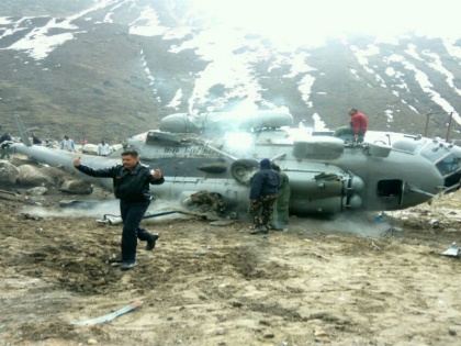 Air Force removes crashed aircraft near Kedarnath temple | वायुसेना ने केदारनाथ मंदिर के पास दुर्घटनाग्रस्त हुए विमान के मलबे को हटाया