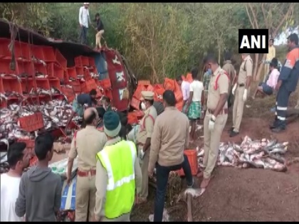 news Andhra Pradesh 4 people dead fish loaded truck overturned Tadepalligudem West Godavari rescue operation continues | आंध्र प्रदेश ट्रक हादसे में 4 की मौके पर ही मौत, लॉरी के कंटेनर में कई लोग अब भी फंसे हुए, बचाव कार्य जारी
