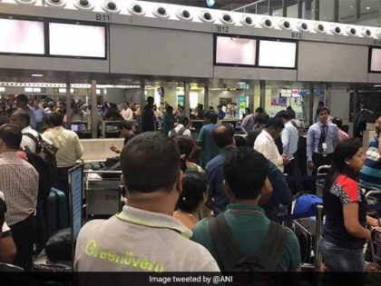 Kolkata Airport Operations Hit After Network Failure, 20 Flights Delayed | कोलकाता हवाईअड्डाः नौ घंटे बाद सामान्य सेवाएं बहाल, परेशान रहे सैकड़ों यात्री