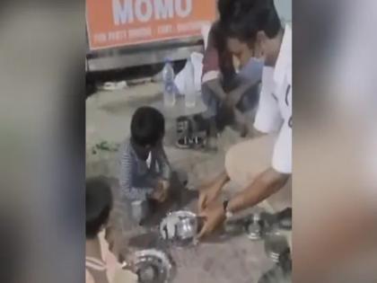 Telangana Hyderabad policemsn offers food from his lunchbox to homeless children viral video | सड़क किनारे भूखे बच्चे मांग रहे थे खाना, पुलिस कांस्टेबल ने किया ऐसा कि लोग कर रहे हैं अब तारीफ