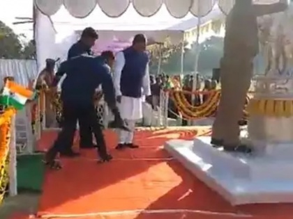 Video of a person wearing the shoes of an Odisha minister during Republic Day celebrations, the video went viral | गणतंत्र दिवस समारोह के दौरान ओडिशा के मंत्री के जूते पकड़े दिखा व्यक्ति, वीडियो हुआ वायरल