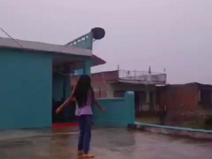 Sitamarhi Bihar Girl make reel in rain lightning video viral | Bihar Girl Reel: 'रील' ले लेता जान, लड़की के पास गिरी 'बिजली', देखें वीडियो