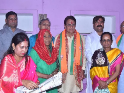 Arun Govil Meerut Lok Sabha Seat BJP candidate Arun Govil Visits dalit house | Arun Govil Meerut Lok Sabha Seat: दलित के घर में 'टीवी के राम', घरवालों ने उतारी आरती, देखें वीडियो