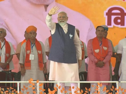 PM Modi In Barmer Live Public meeting in Rajasthan Lok Sabha Election 2024 | PM Modi In Barmer: 'देश में घुसपैठिए आते हैं, तो कांग्रेस उनका स्वागत करती है', इंडी गठबंधन पर बरसे मोदी