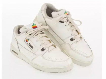 Apple once made shoes and someone just paid Rs 11.2 lakh for a pair | 11.2 लाख रुपये में शख्स ने खरीदे एपल के जूते, इससे पहले 22 लाख रुपये में भी बिक चुका है एक जोड़ी स्नीकर