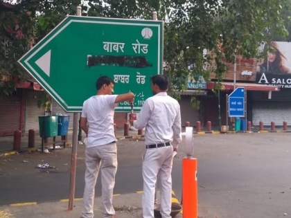Hindu Sena workers have defaced Babar Road signboard in Bengali Market area demanding the name of the road be changed. | हिंदू सेना ने बंगाली मार्केट में बाबर रोड के ‘साइन बोर्ड’ को काले रंग से पोता