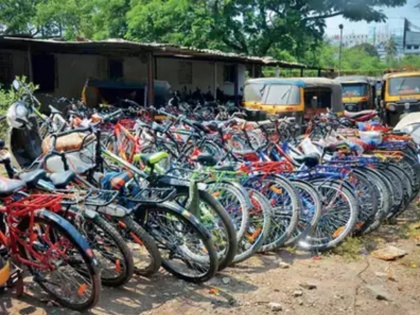 bought cycles from savings going thier hometowns 57 labourers caught in mumbai | बचत के पैसे होने लगे खत्म तो साइकिल खरीदना दिखा आखिरी रास्ता, पकड़े गए 57 मजदूर