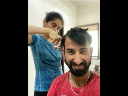 Cheteshwar Pujara gets haircut from wife, shares funny post on social media | लॉकडाउन के बीच वाइफ ने काटे बाल, फनी कैप्शन के साथ चेतेश्वर पुजारा ने शेयर की तस्वीर