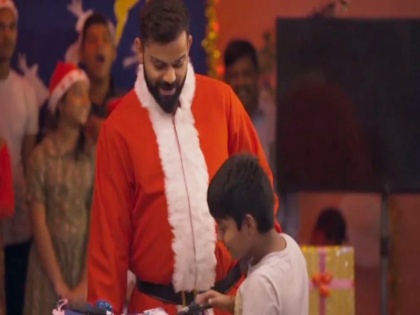 Virat Kohli turns Santa Claus to surprise kids in shelter home | सांता क्लॉज बनकर शेल्टर होम पहुंचे विराट कोहली, बच्चों को बांटे गिफ्ट
