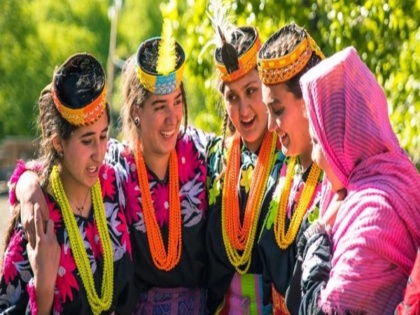 Trending viral news: Have you heard about the Kalash tribe of Pakistan? | पाकिस्तान में यहां दूसरा मर्द पसंद आते ही महिलाएं तोड़ देती हैं शादी, जश्न के मौके पर पीती हैं शराब