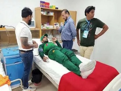 Karachi's heat got to Asif Ali during 2nd ODI against Sri Lanka | घर में पहला वनडे खेलने की उम्मीद पर फिरा पानी, सीधे हॉस्पिटल पहुंच गया पाकिस्तानी क्रिकेटर
