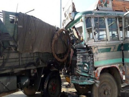 Truck collided with shops, four killed, 5 injured | दुकानों को रौंदता हुए घर से टकराया ट्रक,  चार लोगों की मौत, 5 जख्मी