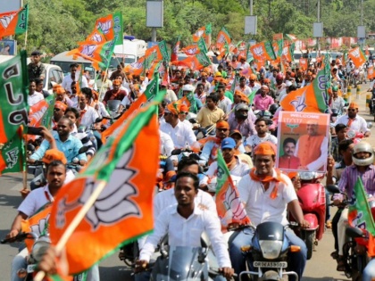 BJP Workers Openly Flout Traffic Rules During Nagpur Bike Rally Fined | केंद्रीय मंत्री नितिन गडकरी के गृह नगर में ही बीजेपी कार्यकर्ताओं ने उड़ाई ट्रैफिक नियम की धज्जी, काटे गए चालान