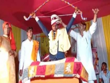 in bihar people organized a swaymwar for groom after break bow bride wears garland , viral video funny video saran video | सात फेरों से पहले दूल्हे का स्वयंवर, धनुष तोड़ने पर दुल्हन ने पहनाई वरमाला, वीडियो वायरल in bihar people organized a swaymwar for groom after break bow bride wears garland , viral video funny video saran video | सात फेरों से पहले दूल्हे का स्वयंवर, धनुष तोड़ने पर दुल्हन ने पहनाई वरमाला, वीडियो वायरल