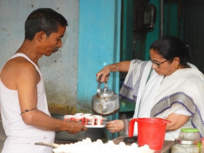 West Bengal Mamata serves tea at local stall tmc Jalpaiguri | Chai Entry In Lok Sabha Election: ममता बनर्जी ने की 'चाय पर चर्चा', देखिए किस-किस ने बनाई चाय