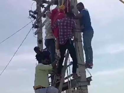 Gorakhpur Suman Devi attempted suicide Climbing an electric pole viral video | Married Woman Affair: 3 बच्चों की मां को हुआ प्यार, पति से कहा, 'घर में मुझे प्रेमी भी चाहिए'