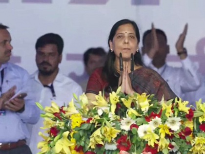 delhi INDIA Alliance Sunita Kejriwal In Ramleela Maidan mega rally CM Kejriwal sunita kejriwal LIVE updates | Sunita Kejriwal In Ramleela Maidan: 'उन्होंने मेरे पति को जेल में डाल दिया', रामलीला मैदान से सुनीता केजरीवाल ने पढ़ा संदेश