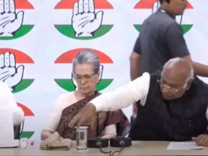 video viral congress president Kharge Offering Water To Sonia aur Rahul Gandhi | Viral Video: कांग्रेस अध्यक्ष मल्लिकार्जुन खड़गे हुए ट्रोल, लोगों ने कहा, 'कांग्रेस में पानी भी गांधी-परिवार से पूछ कर पीना पड़ता है'