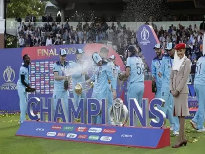 ICC World Cup 2019: Moeen Ali, Adil Rashid Running Away During Champagne Celebration | ट्रॉफी मिलते ही इंग्लैंड ने शुरू किया जश्न, आखिर क्यों आदिल-मोईन भाग गए दूर?