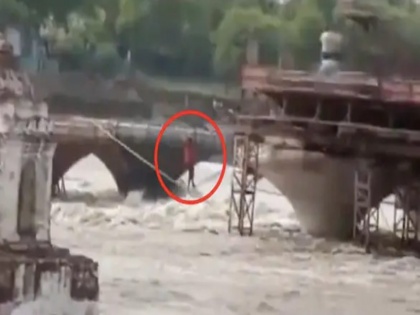 madhya pradesh sagar people stuck on an under constructed bridge walked on rope to rescue see viral video | नदी का जलस्तर बढ़ने से निर्माणाधीन पुल पर फंसे मजदूर, रस्सी पर चलकर ऐसे बचाई अपनी जान, वीडियो वायरल