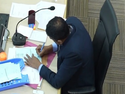 Chandigarh Mayor Election: New video of Presiding Officer Anil Masih ticking the ballot paper surfaced, watch | Chandigarh Mayor Election: पीठासीन अधिकारी अनिल मसीह का मतपत्र पर टिक लगाने का नया वीडियो सामने आया, देखें