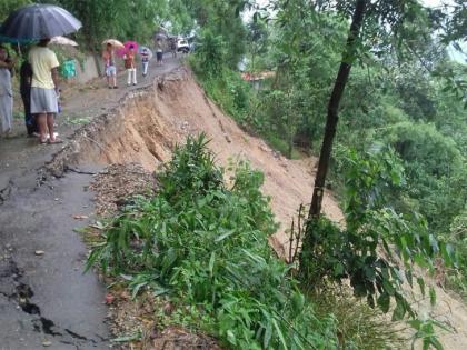 Three Of Family Killed In Landslide In Bengal's Darjeeling | Darjeeling news: भूस्खलन में एक मकान ढहा, एक ही परिवार के तीन लोगों की मौत, सीएम ने 2-2 लाख मुआवजा की घोषणा की Three Of Family Killed In Landslide In Bengal's Darjeeling | Darjeeling news: भूस्खलन में एक मकान ढहा, एक ही परिवार के तीन लोगों की मौत, सीएम ने 2-2 लाख मुआवजा की घोषणा की
