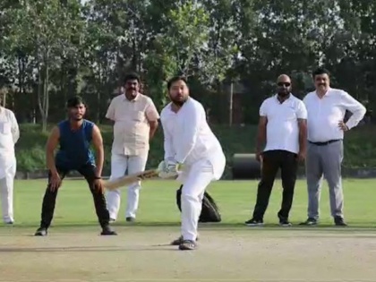 Bihar Tejashwi Yadav playing cricket in Purnia ground loksabha election bjp jdu congress | Tejashwi Yadav Purnia Cricket : 'आ गए मैदान में...' चुनावी भाषण के बीच मैदान पर चला तेजस्वी का बल्ला