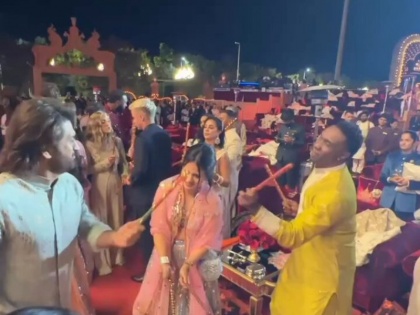 anant ambani pre wedding live updates bash ms dhoni dwayne bravo sakshi dhoni dandiya dance | Anant Ambani Pre Wedding: 'कुर्ता पजामा और लंबे बाल', डीजे ब्रावो के साथ धोनी की 'डांडिया' साझेदारी, देखें वीडियो