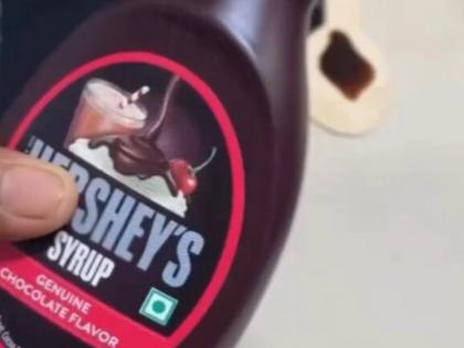 Hershey Chocolate Syrup Dead Mouse Viral Video | Hershey Chocolate Syrup: 'मरा हुआ चूहा' केक पर डालने के लिए मंगवाया था चॉकलेट सिरप, देखें वायरल वीडियो