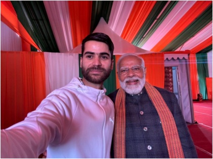 PM Narendra Modi Narendra Modi interacts with Nazim JAMMU AND KASHMIR Srinagar Viksit Bharat Viksit Jammu live updates | PM Narendra Modi Kashmir Visit: 'मोदी जी आपके साथ सेल्फी चाहिए, पीएम ने हंसते हुए कहा जरूर नाजिम