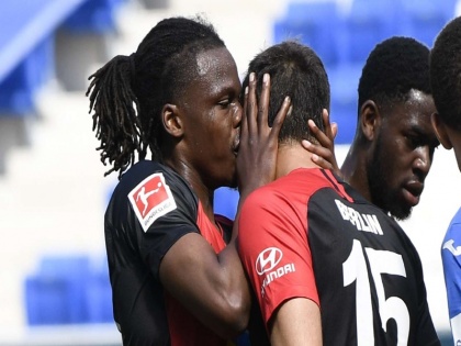Bundesliga:Bundesliga accepts a kiss is just a kiss after Hertha's close encounter | Bundesliga: मैच के दौरान डेडरिक बोयाटा ने तोड़ा नियम, क्या साथी खिलाड़ी को किया था किस?
