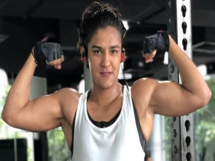COVID-19: Away from home, Ritu Phogat keeps herself busy with yoga, movies and books | घर से दूर सिंगापुर में रितु फोगाट, लॉकडाउन के बीच जानिए किस तरह बिता रहीं वक्त COVID-19: Away from home, Ritu Phogat keeps herself busy with yoga, movies and books | घर से दूर सिंगापुर में रितु फोगाट, लॉकडाउन के बीच जानिए किस तरह बिता रहीं वक्त