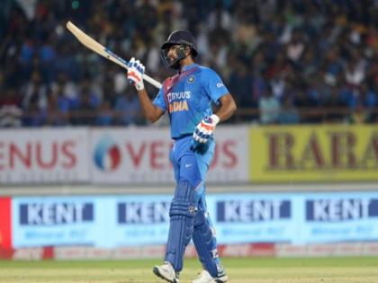 रोहित शर्मा ने इस मैच में 12 बाउंड्री की मदद से 104 रन की पारी खेली थी।