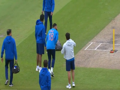 ICC World Cup 2019: Virat Kohli imitates Jasprit Bumrah’s bowling action and celebration at the Old Trafford | ICC World Cup 2019: विराट कोहली ने 'बुमराह स्टाइल' में डाली गेंदबाजी, वीडियो हुआ वायरल
