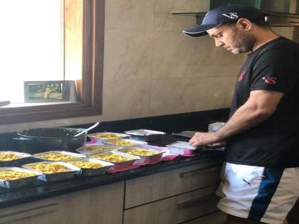 जरूरतमंद लोगों के लिए खाना पैक करते सहवाग।