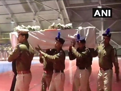 Delhi: Mortal remains of the CRPF jawans who lost their lives in Pulwama Attack have been brought to Palam airport. | प्रधानमंत्री मोदी और कांग्रेस अध्यक्ष राहुल गांधी सहित तीनों सेनाओं के प्रमुख ने शहीदों को श्रद्धांजलि दी, पालम एयरपोर्ट पर रक्षा मंत्री भी मौजूद