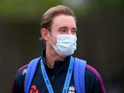 स्टुअर्ट ब्रॉड मास्क लगाए नजर आए।