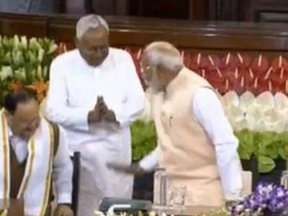 NDA Parliamentary Party meeting Narendra Modi Nitish Kumar Central Hall BJP NDA | Narendra Modi Nitish Kumar: नीतीश कुमार ने छुए नरेंद्र मोदी के पैर!, मोदी ने पकड़ लिया हाथ, देखें वीडियो NDA Parliamentary Party meeting Narendra Modi Nitish Kumar Central Hall BJP NDA | Narendra Modi Nitish Kumar: नीतीश कुमार ने छुए नरेंद्र मोदी के पैर!, मोदी ने पकड़ लिया हाथ, देखें वीडियो