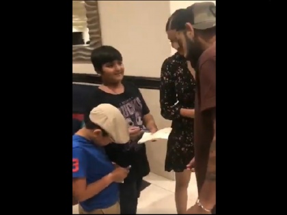 virat kohli took autograph from little fan, video goes viral | खुद अपने इस नन्हे फैन से विराट कोहली ने मांग लिया ऑटोग्राफ, VIDEO वायरल