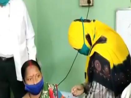 caught on camera trinamool councillor tabassum ara gives vaccine dose bjp mp babul supriyo hits out | तृणमूल की पार्षद ने लगाया महिला को टीका, कैमरे में कैद हुआ पूरा वाकया, भाजपा ने उठाए सवाल