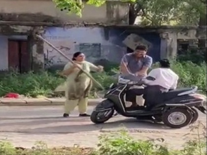 Greater Noida beating a disabled person video viral police arrested two accused | स्कूटर पर बैठे विकलांग व्यक्ति की पिटाई करनेवाले आरोपी निकले रिश्तेदार, वीडियो वायरल होने के बाद पुलिस ने गिरफ्तार किया, जानें मामला