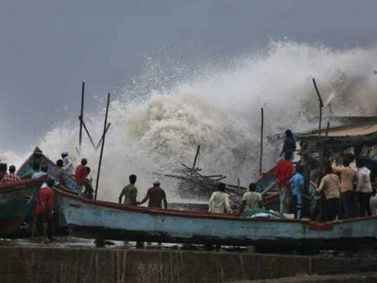 Cyclone Vayu: Centre says storm may hit Gujarat’s Kutch, IMD contradicts | Cyclone Vayu: 'वायु' गति धीमी पड़ने के बावजूद 'अति गंभीर', कल सौराष्ट्र-कच्छ के तटीय क्षेत्र में पहुंचेगा चक्रवात