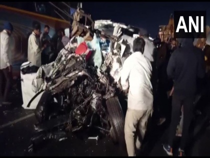 9 killed 15 injured in a luxury bus and SUV collision in the early hours of the morning navsari Gujarat | गुजरात: तड़के सुबह लग्जरी बस और एसयूवी में जोरदार टक्कर से 9 लोगों की हुई मौत, 15 लोग हुए घायल