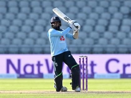 आदिल राशिद ने टॉम कर्रन के साथ 76 रन की साझेदार की।